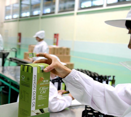 公司國(guó)通“訂單農(nóng)業(yè)”模式，獨(dú)創(chuàng)8小時(shí)限時(shí)鮮榨，從手工采摘、按質(zhì)收購(gòu)、便捷運(yùn)輸、純物理冷榨、充氮低恒溫儲(chǔ)存、灌裝等全程管理，并通過(guò)嚴(yán)格的品質(zhì)控..