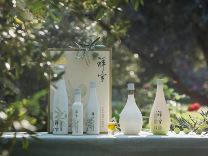 從甘肅隴南的青山幽谷，到一線(xiàn)城市的高端賣(mài)場(chǎng)；從一顆油橄欖在晨露中初綻的青澀，到一..